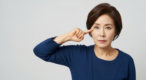 중년 여성이 드라마 캐릭터처럼 행동하는 모습