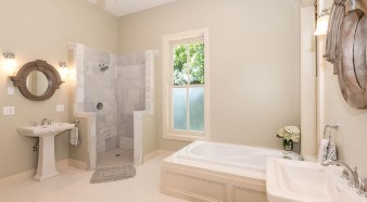 욕실 락스 청소 시 주의사항&amp;#44; 곰팡이 제거하다 폐 손상? 염소가스 중독 위험 경고