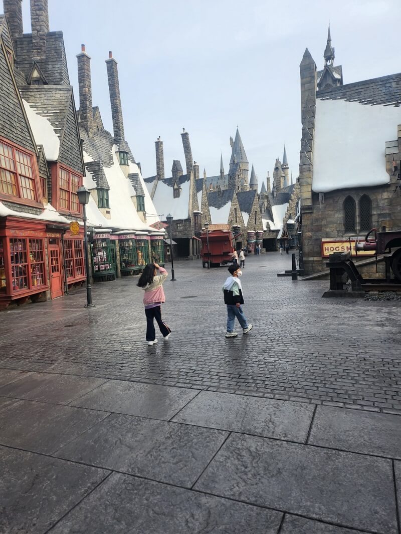 헤리포터 호그와트성 진입로