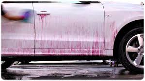 디테일링 세차에서 철분 제거 하는 장면