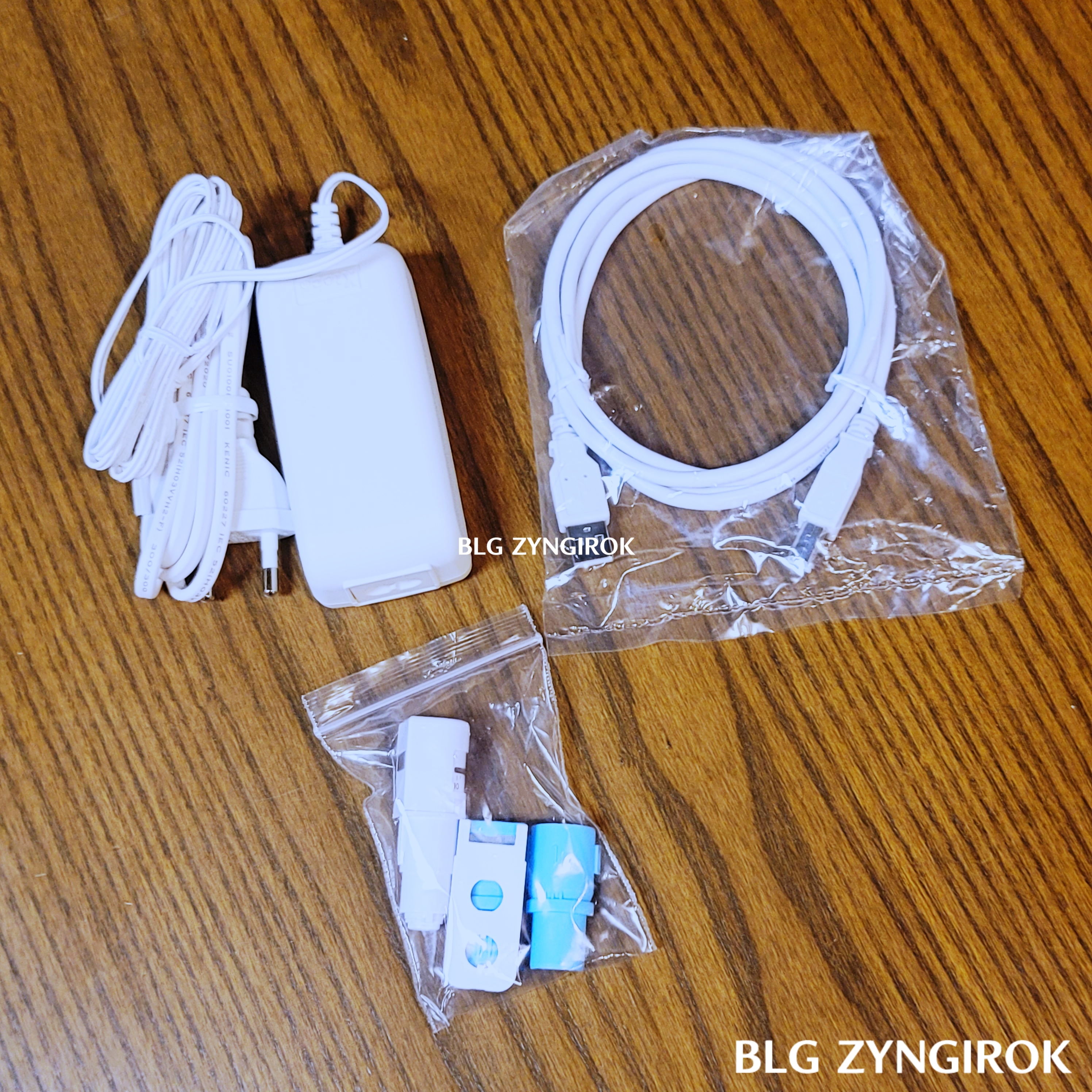 포장을-제거한-구성품-모습이다.-충전케이블-usb-케이블-칼날이들어있다.