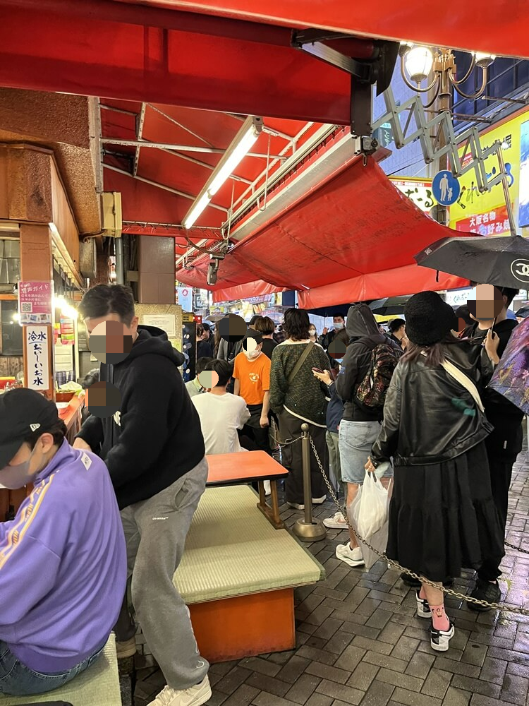 그늘막이 비를 막아주는 사진