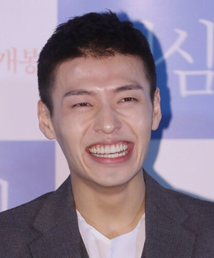 웃고 있는 강하늘 사진