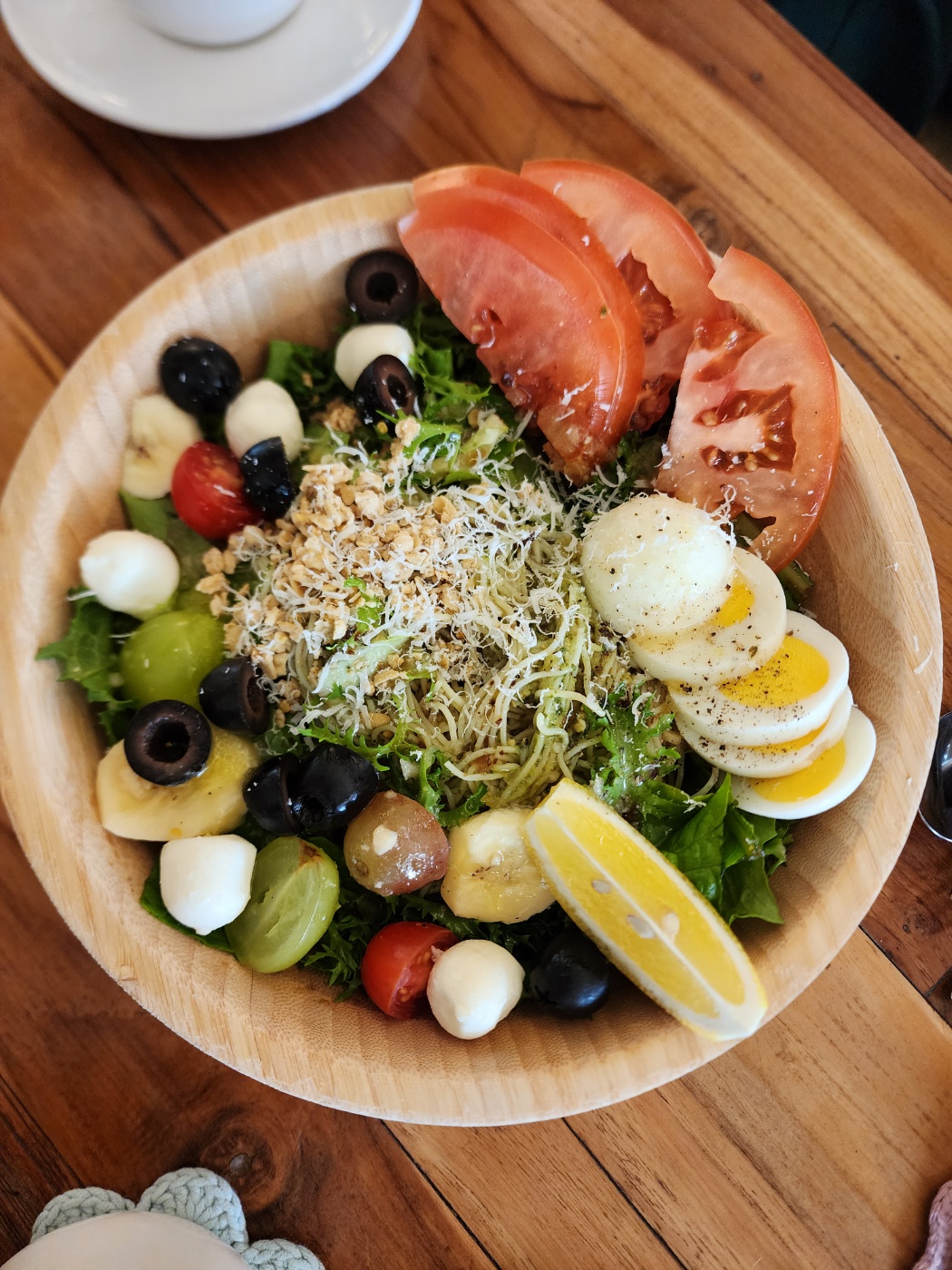 차가운 면과 샐러드 소스가 버무려진 파스타