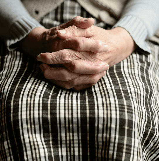 가리비 효능은 노인에게 도움이 된다 앉아 있는 노인의 손