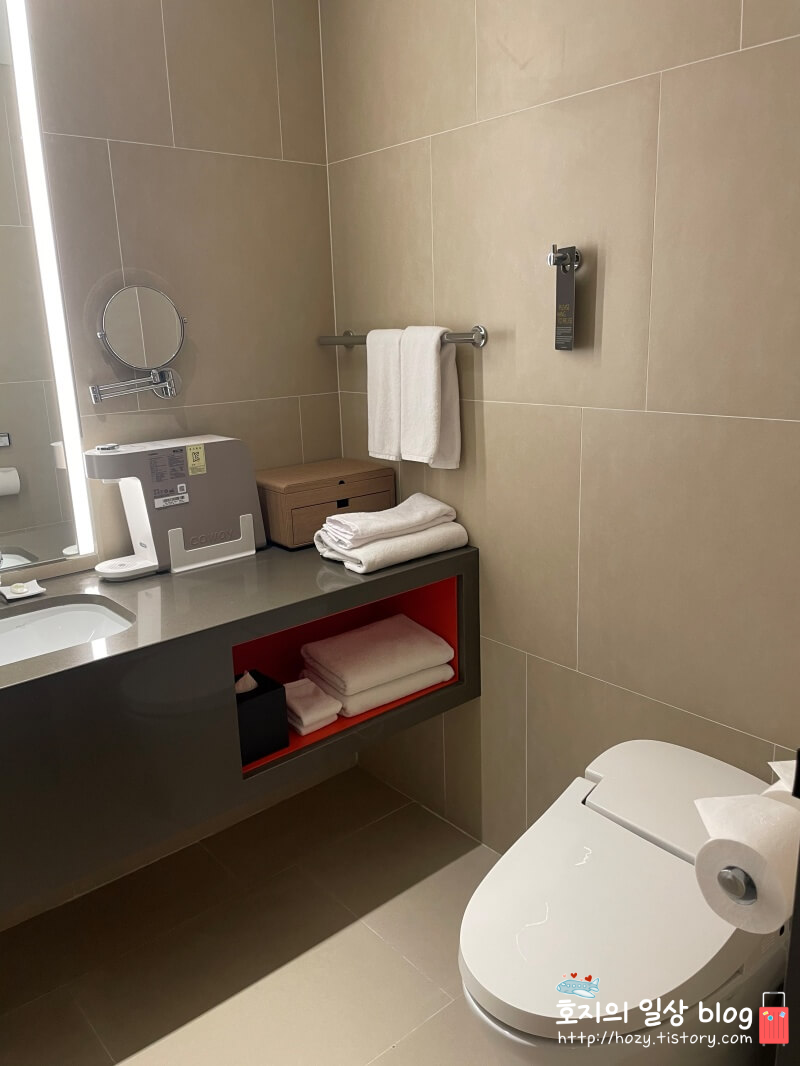 코트야드 메리어트 수원 게스트룸_욕실 변기