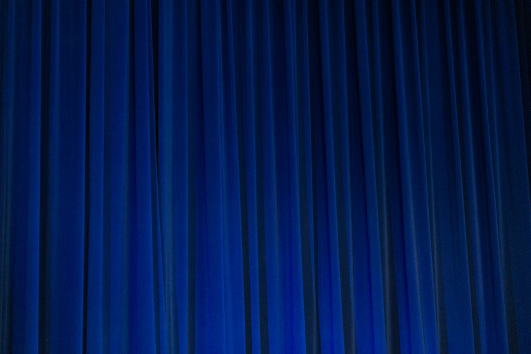 '커튼' (curtain)