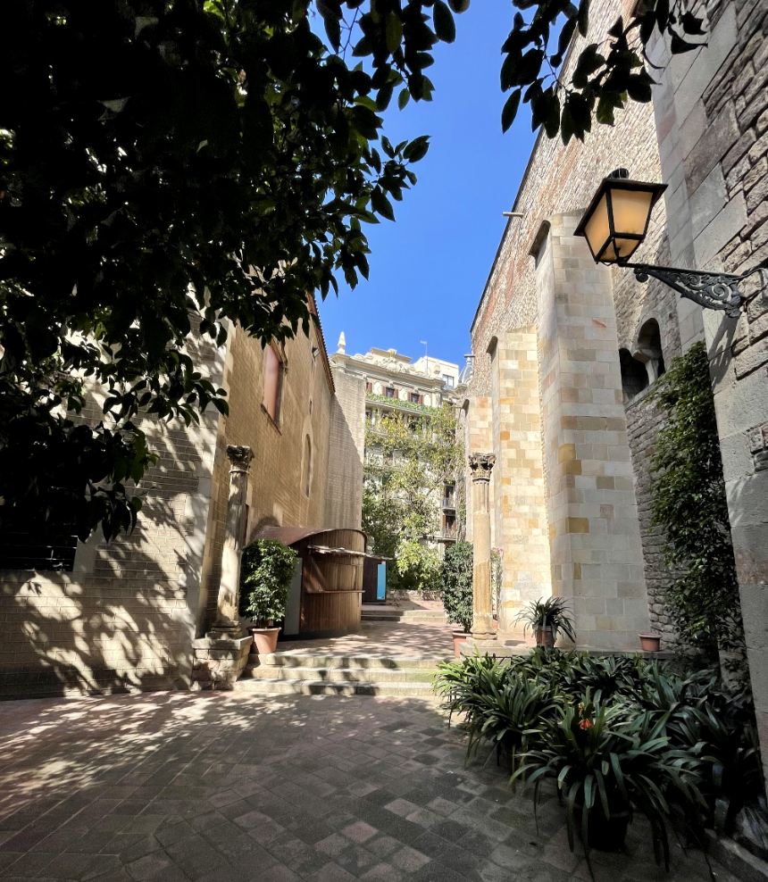 프레데릭 마레스 옆 안뜰