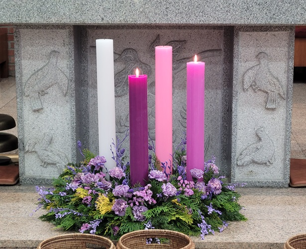 사진은 군산 조촌동성당 대림초입니다.
대림 제2주일 미사를 드리고 나서 찍은 사진입니다.