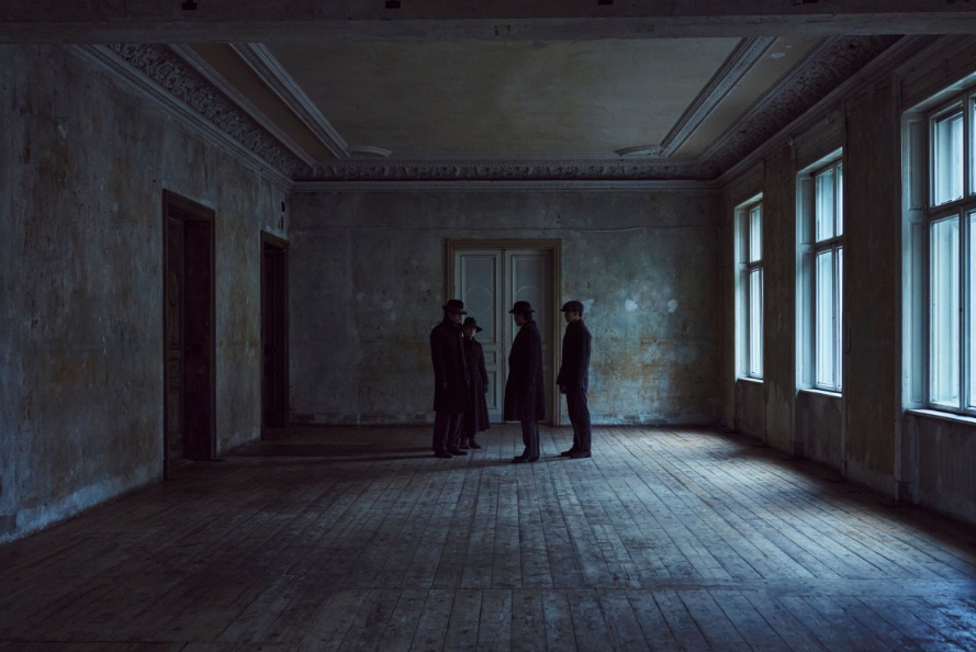 영화 하얼빈 최재형에게 밀정의 존재를 알리는 안중근과 공부인