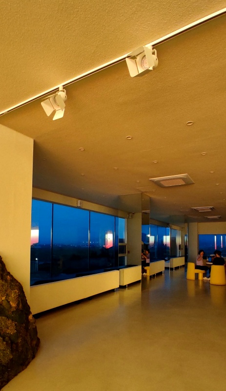 어두워지면 같이 조명을 낮추는 무대카페