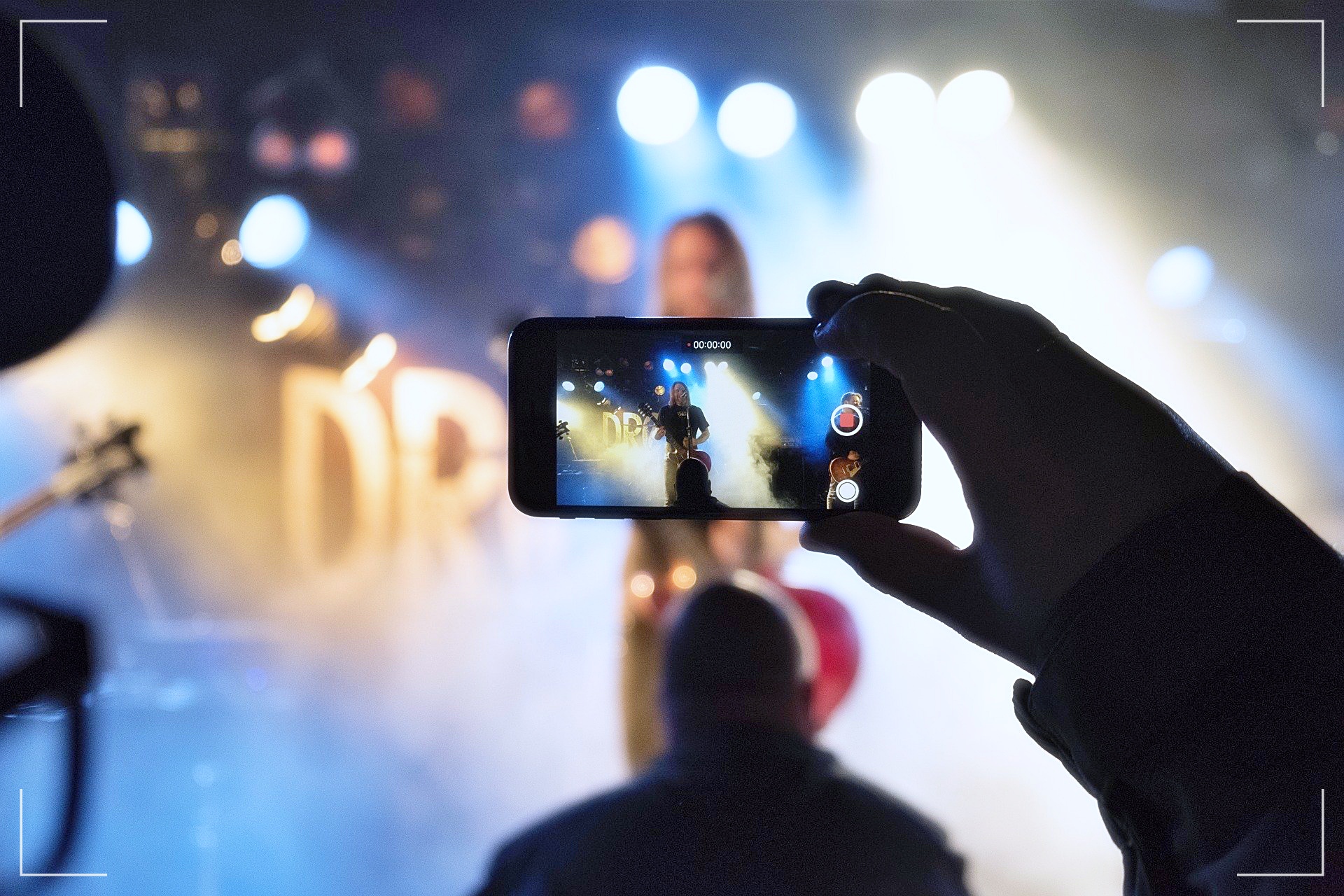 공연을 찍는 휴대폰
