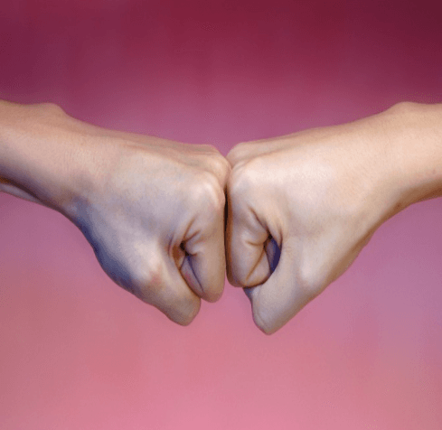 주먹끼리-맞닿은-이미지