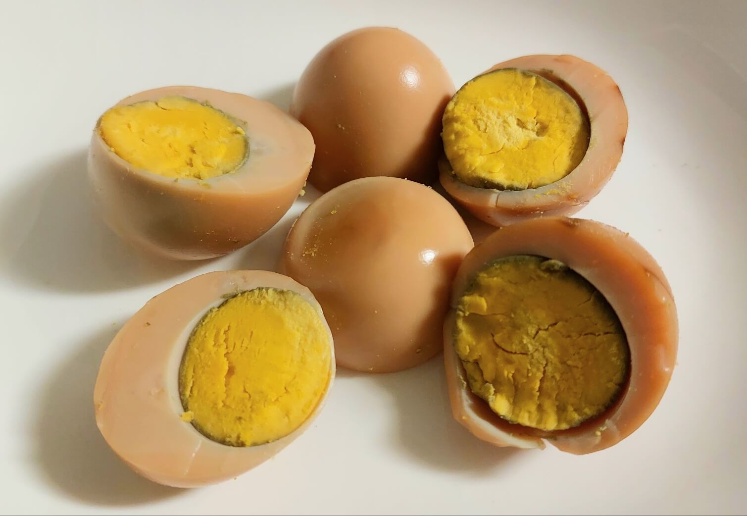구운 계란 잘라서 담은 사진