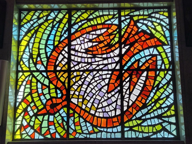 사진은 서울 혜화동성당에 있는 스테인드글라스입니다. 성령을 상징하는 비둘기 그림입니다.