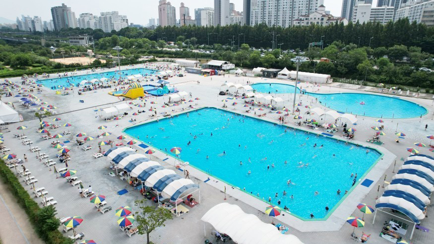 서울 잠원한강공원 수영장 전경 &ndash; 다양한 풀장과 파라솔 구역이 어우러진 여름 피서지