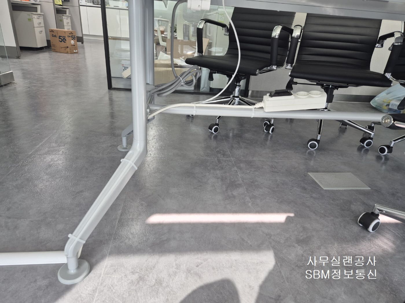 발에 걸리지 않도록 데스크 다리 프레임을 따라 케이블을 타이로 단단히 고정했습니다.