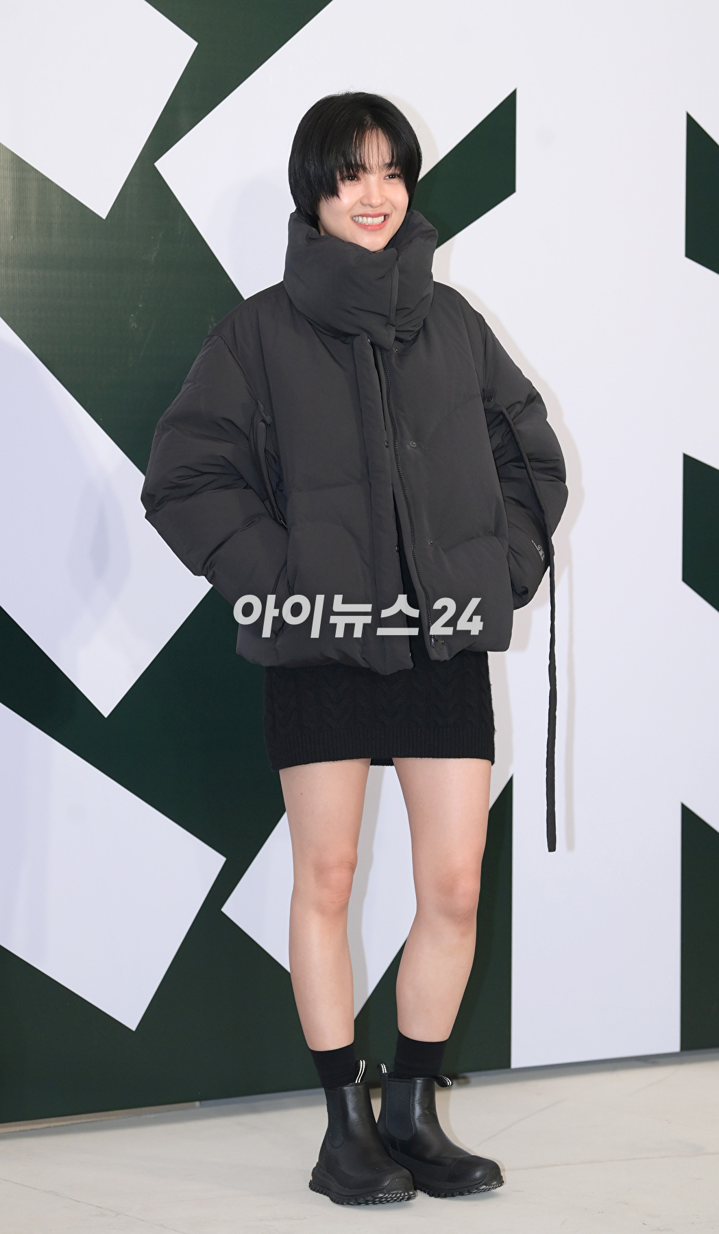 배우 김태리가 26일 오후 서울 용산구 레이어20 스튜디오에서 열린 코오롱스포츠 창립 50주년 기념 '에버그린 에너지' 캠페인 포토월 행사에 참석하고 있다. [사진=정소희 기자]