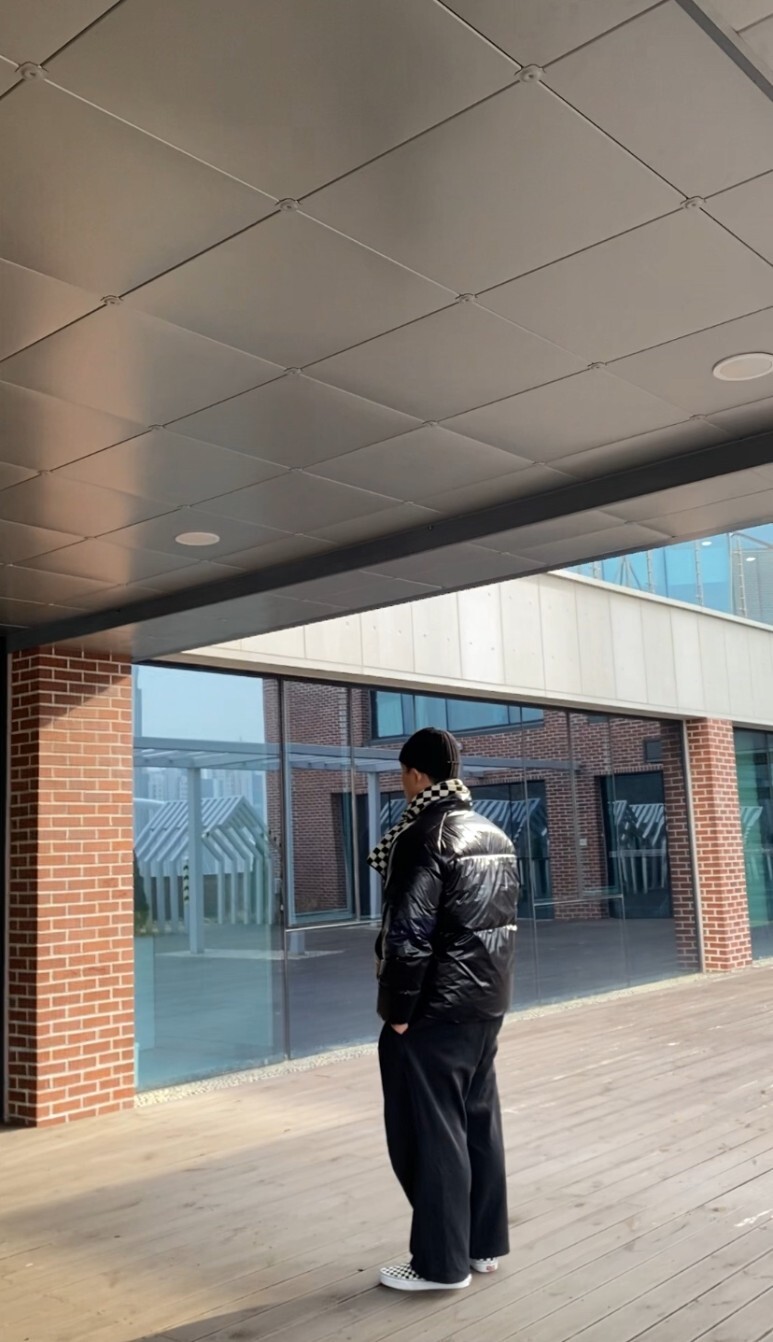 데일리룩(오뭘입)구제비니, 마뗑킴 숏패딩 유광패딩, 마뗑킴 체커보드 머플러, 무신사트레이닝팬츠, 반스 체커보드, 빈티지패션, 데일리룩, 남자데일리코디, 남자데일리패션, OOTD