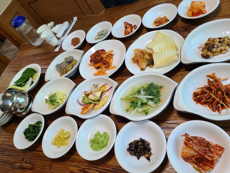 30첩 반찬 마늘떡갈비 한정식 한상, 마늘 육회 충북 단양 맛집