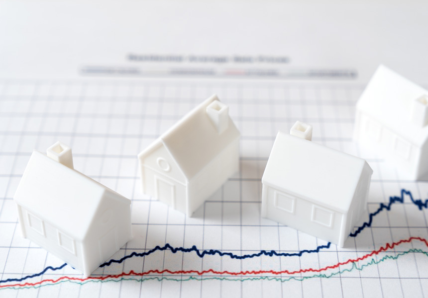 금리 변동 그래프를 살펴보는 모습