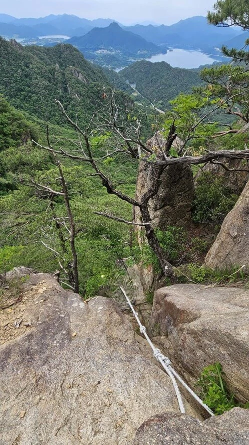 금수산 암릉의 밧줄 구간