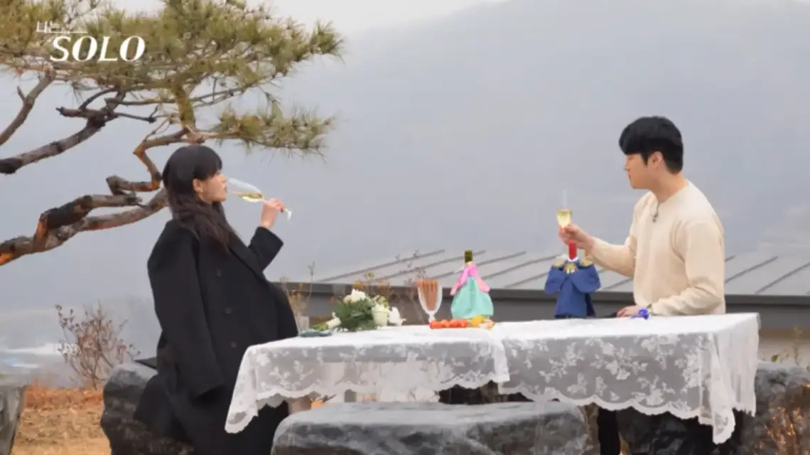 자연배경 흰테이블 샴페인을 영식과 함께 마시는 현숙 옆모습