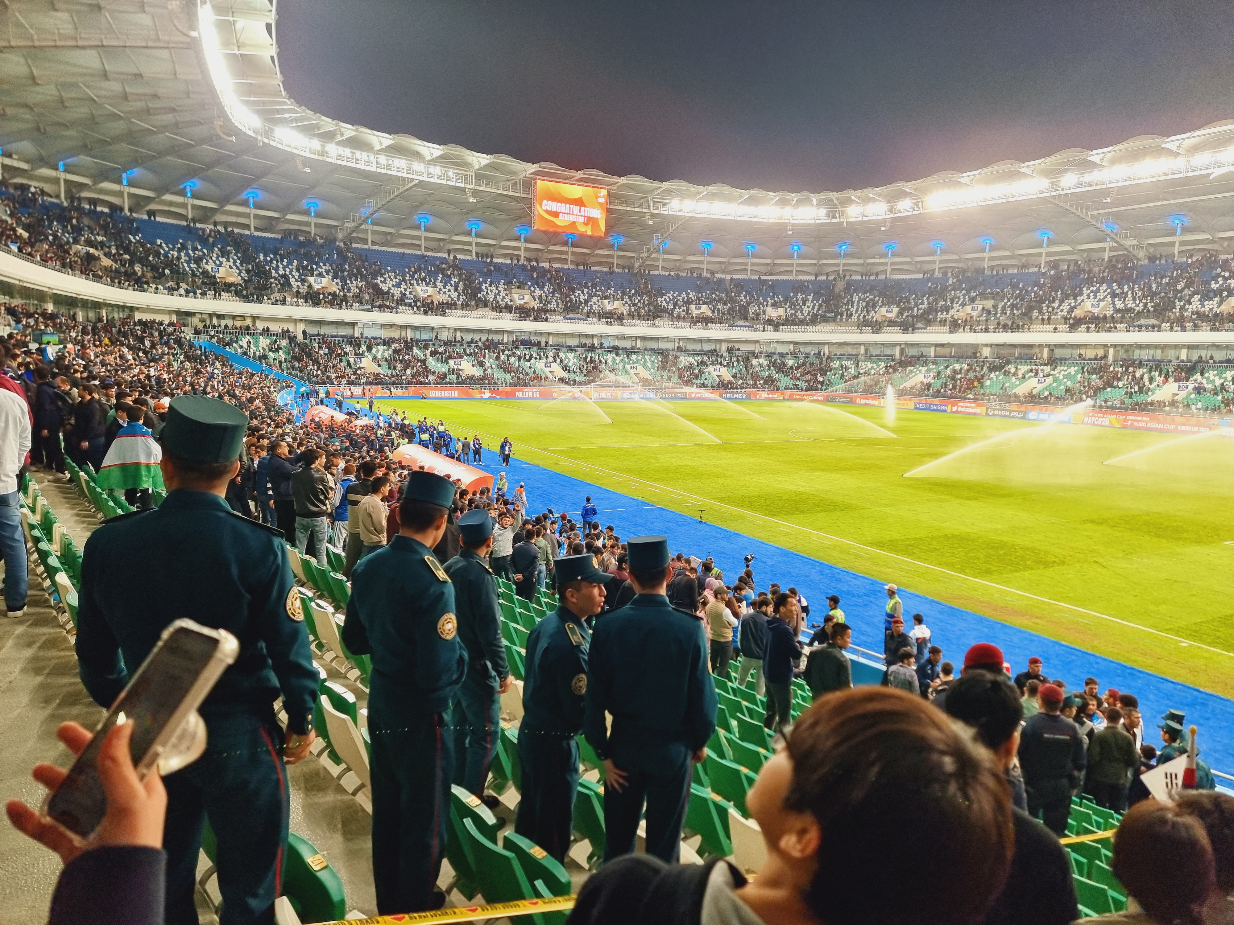 안전라인을 지키는 우즈베키스탄 경찰들