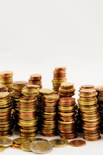동전이 산처럼 쌓여있는 모습