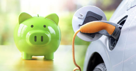 전기차 충전 중인 차량과 절약을 상징하는 녹색 저금통