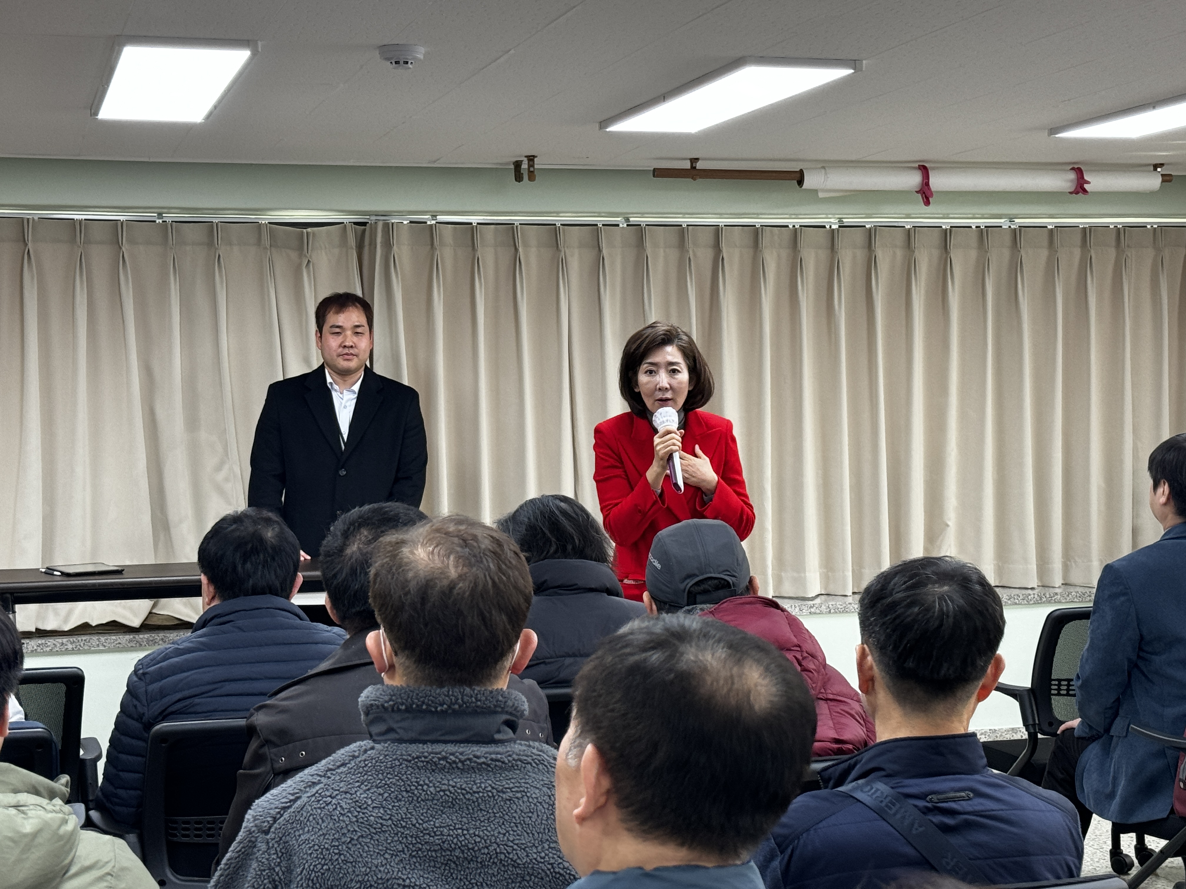 이미지설명: 격려의 말씀을 전하는 동작을 나경원예비후보의 모습