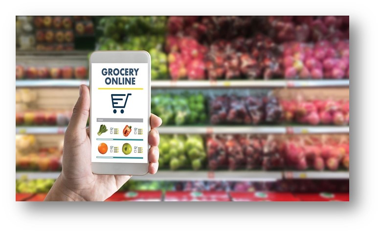 스마트폰에서 쇼핑 앱을 사용하는 주부의 모습