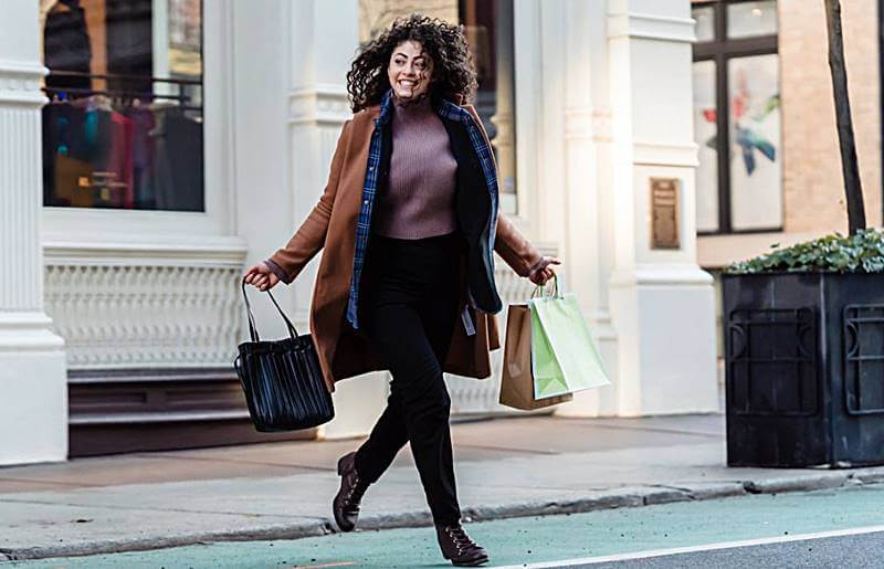 쇼핑후-도로를-지나가는-소비자-모습