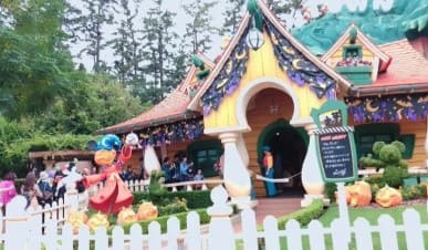 작은 건물외관에 사람들이 줄을 서 있다.