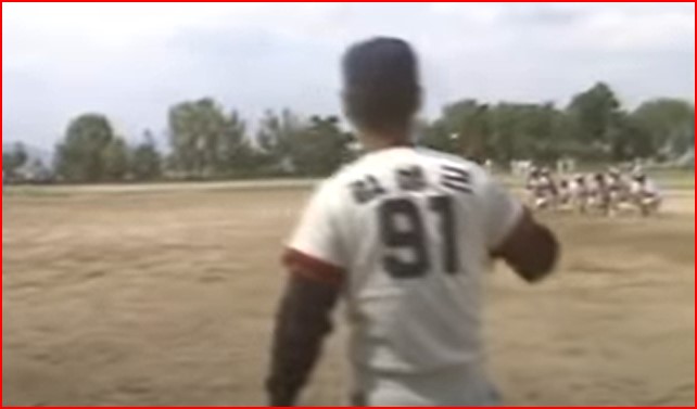 OB베어스 시절 선수단을 관리하고 있는 김성근