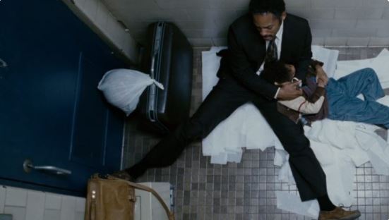 아들을 안고 공중화장실에서의 노숙사진