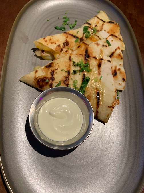 키즈메뉴: 치킨 너겟 &amp; 치즈 퀘사딜라