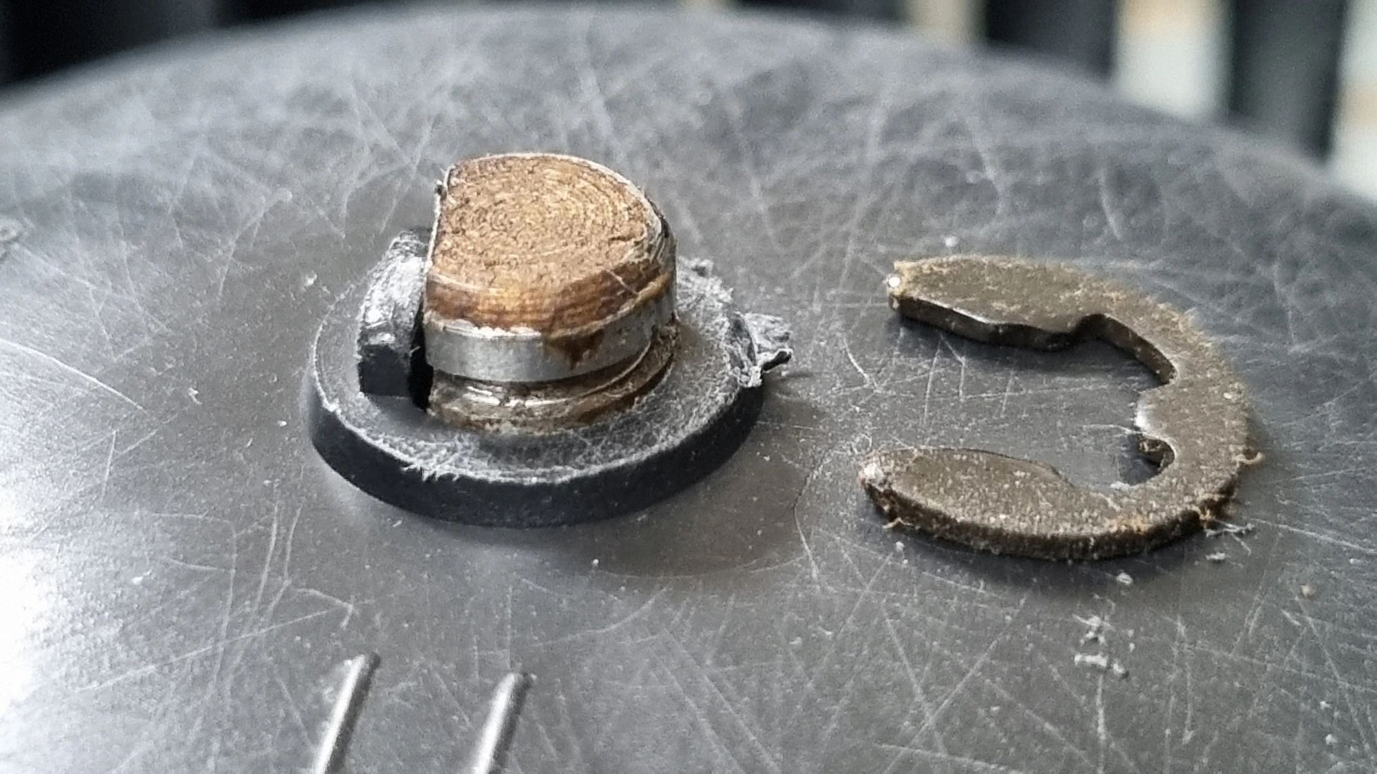 날개 고정 부품 끼우는 방향