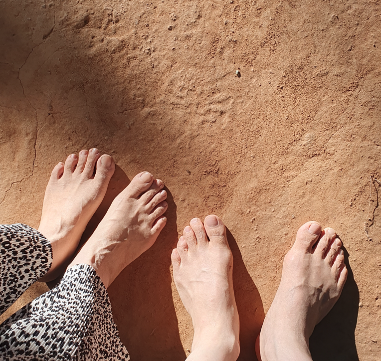 여름철 맨발 걷기 - 최적의 복장과 준비물