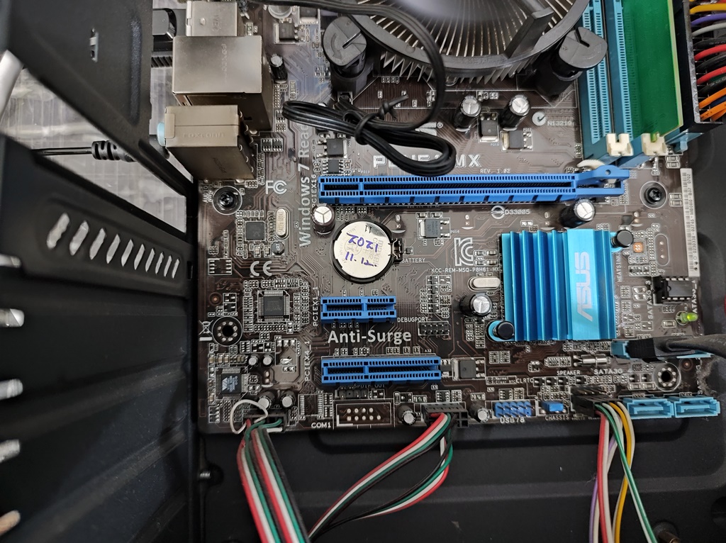 메인보드 배터리 교체 중