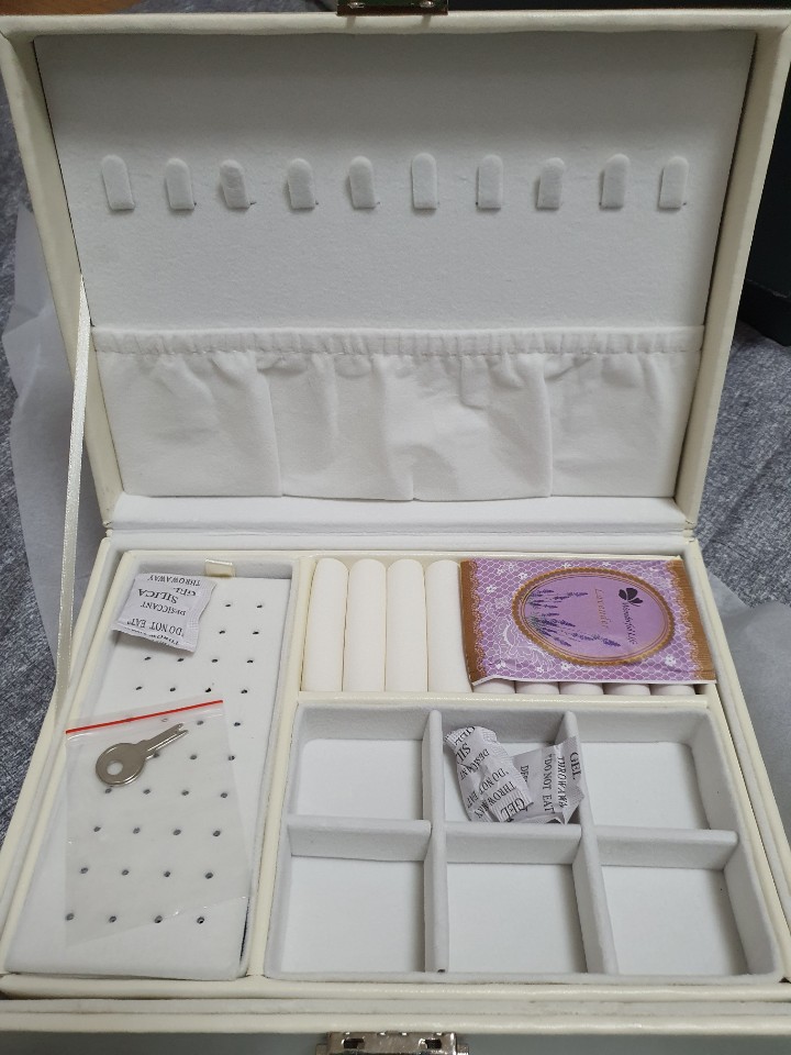 악세사리 보관함 내부