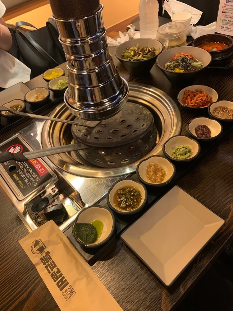 숯과 기본세팅 생수물, 차, 물수건