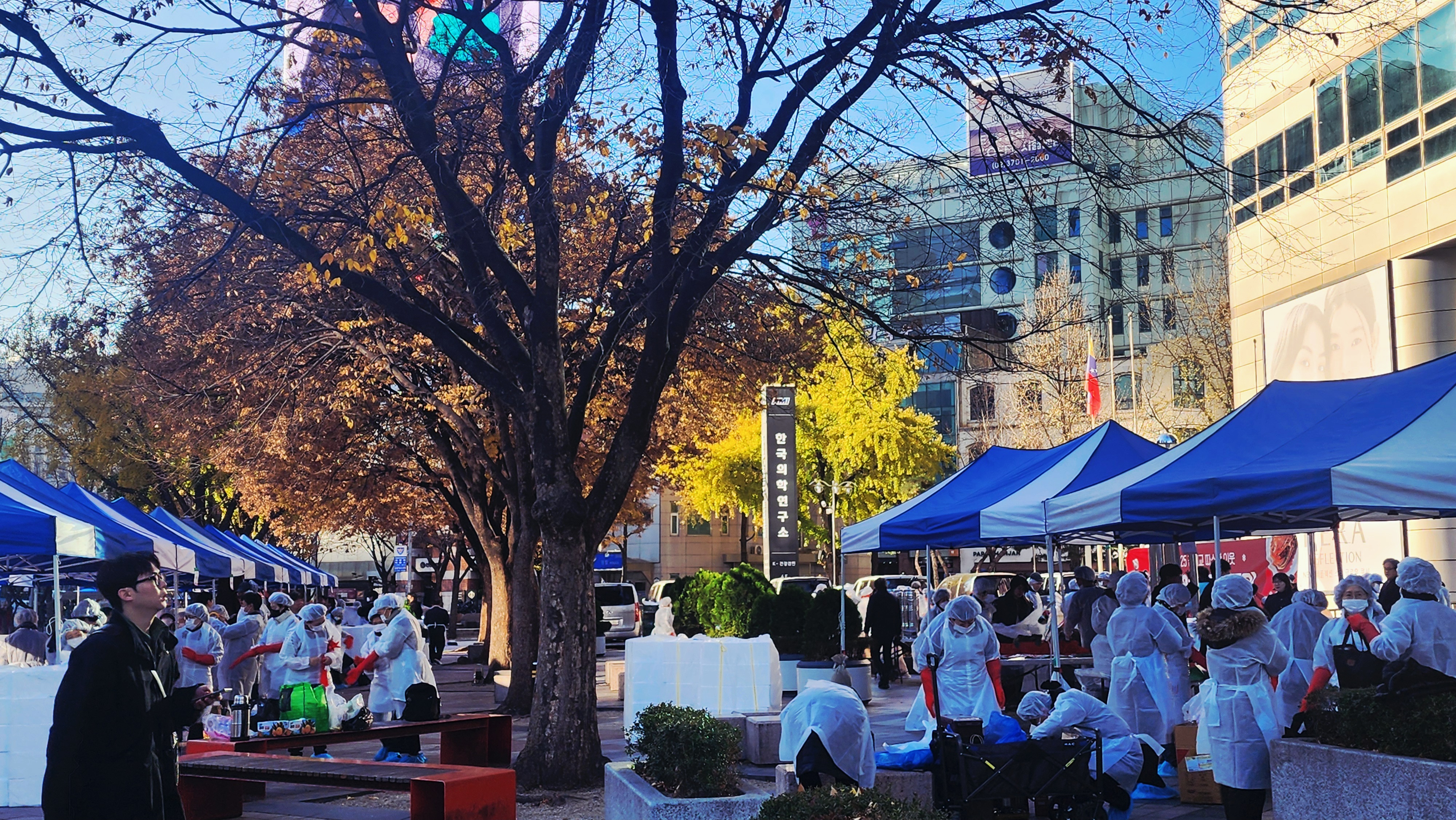도심 광장에서 여러 봉사자들이 김장을 준비하는 모습