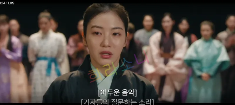 기자들이 질문하지만 얼빠진 표정을 하며 답하지 않는 영서