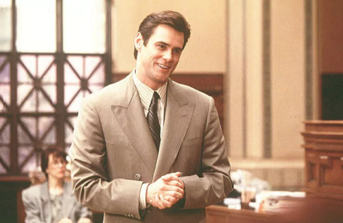 법정에서 여유있는 표정으로 변론을 하는 짐캐리