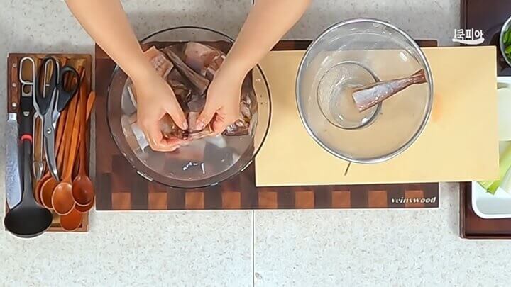 소금물에 코다리 넣고 씻어주기