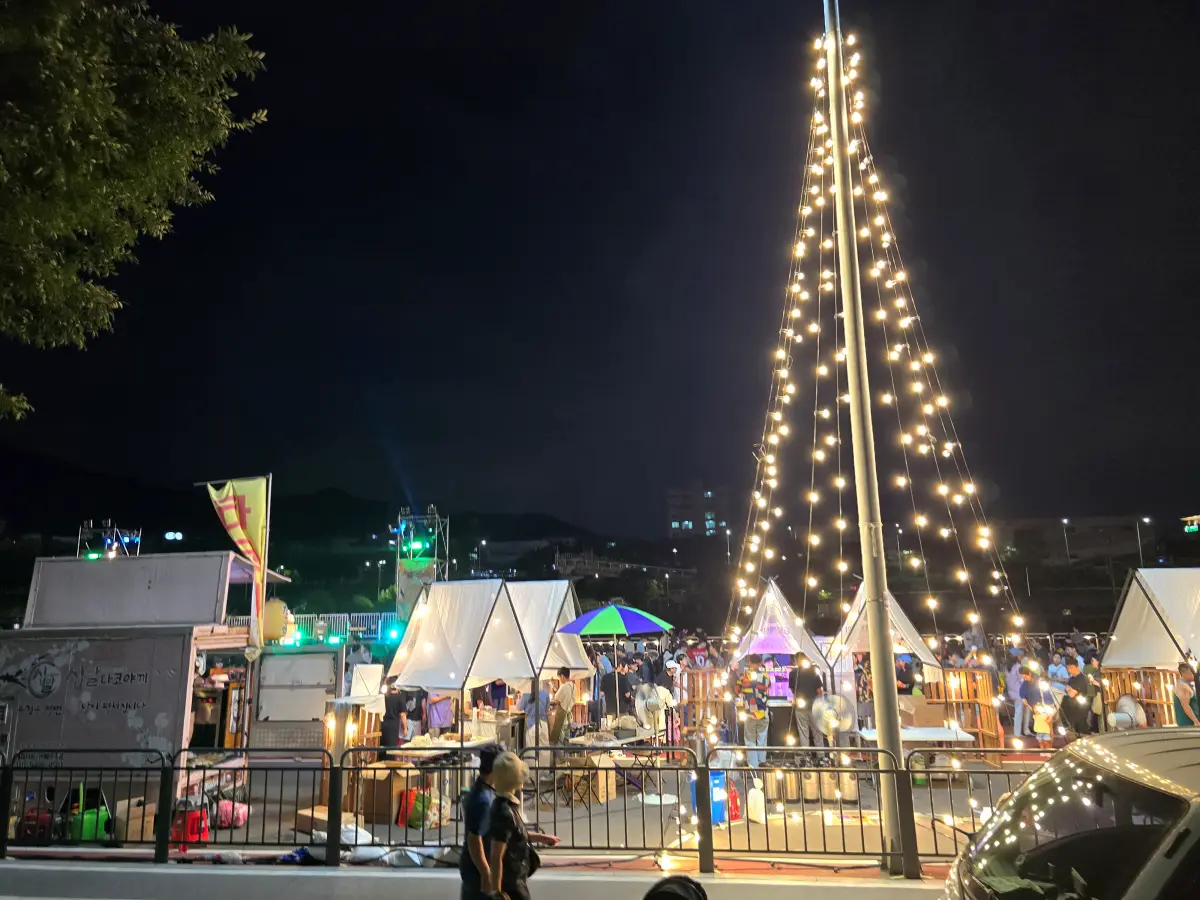 멀리서 찍은 동대문구 맥주축제 '브루브루 맥주공장' 사진