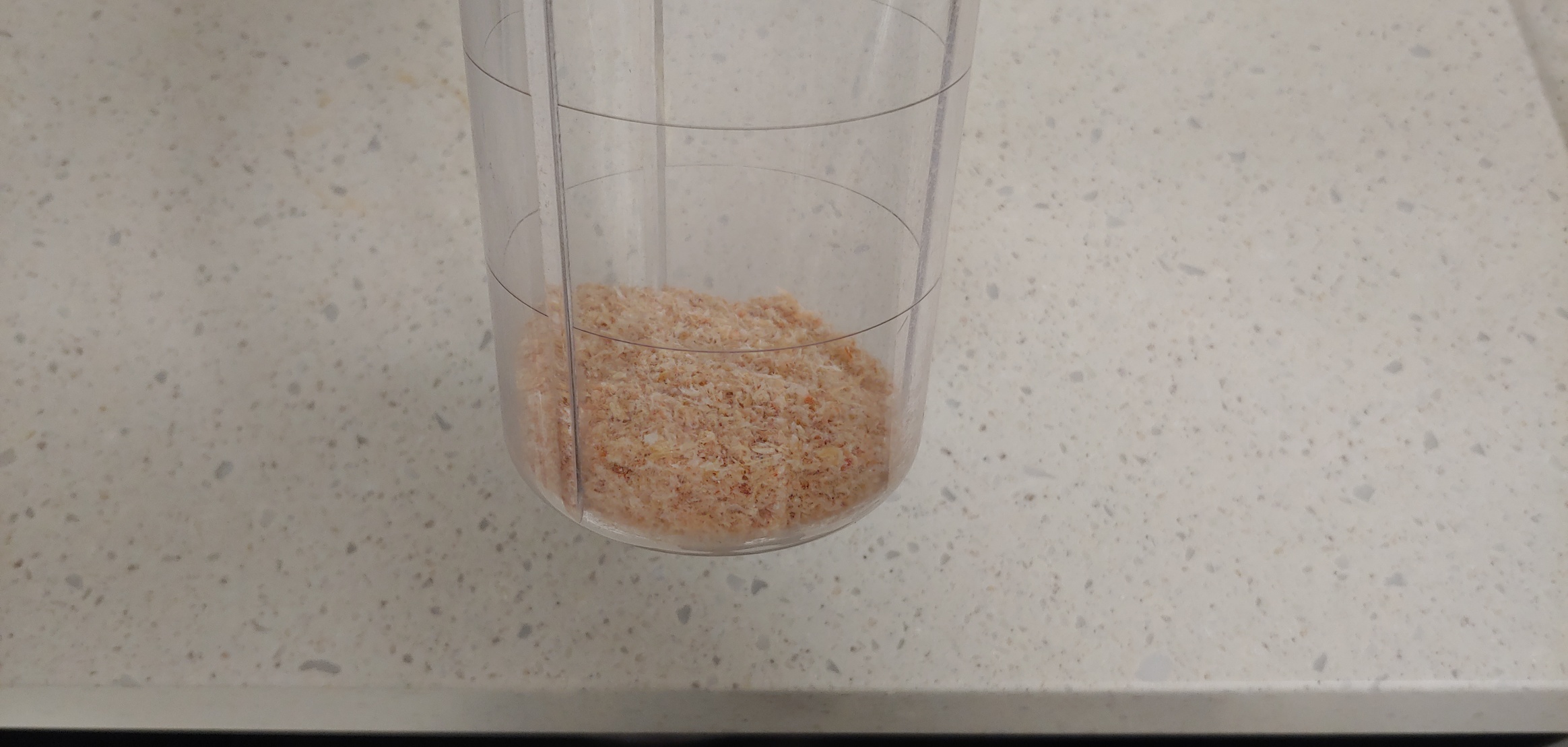 믹서기에 갈아버린 건새우는 향이 진합니다.