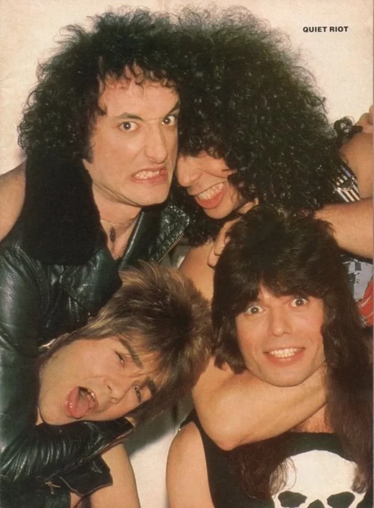 장난을 치고 있는 듯한 콰이어트 라이엇 멤버들