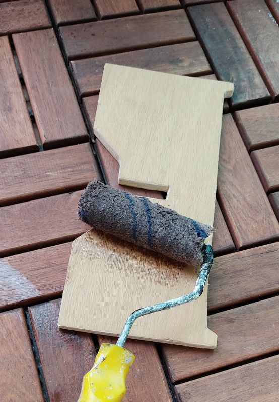 오일스테인을 롤러로 칠해주는사진